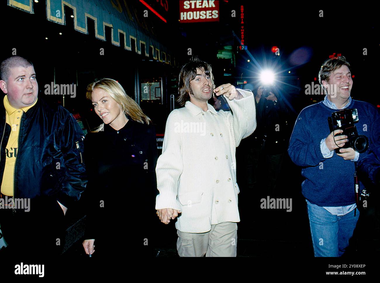 Oase : Liam Gallagher von Oasis und Patsy Kensit gehen um 1998 in Charing Cross Road, verfolgt von Paparazzi Stockfoto