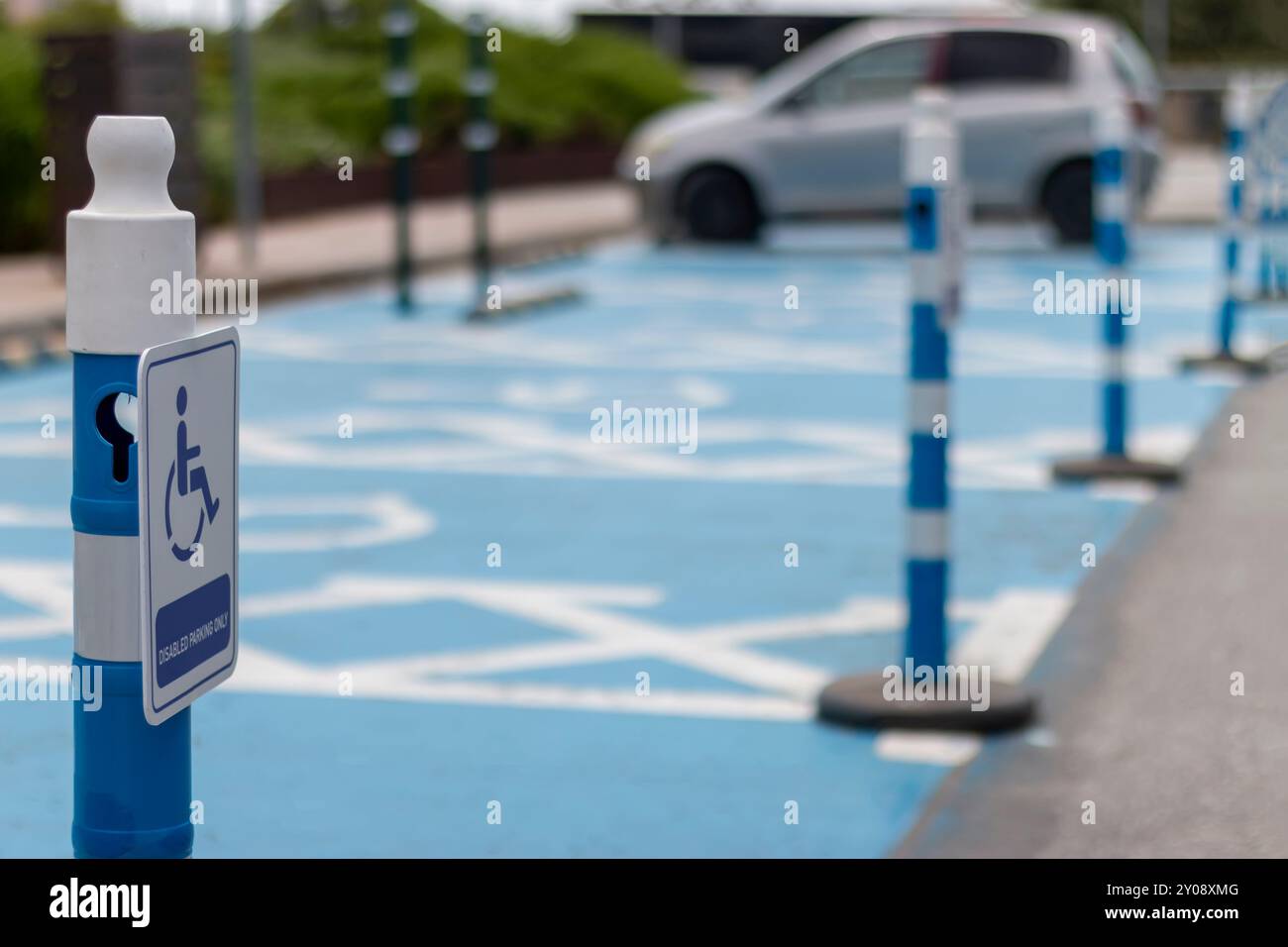 Kostenloser Parkplatz für Behinderte im Motel oder Apartment, Verkehrsmarkierungen. Stockfoto