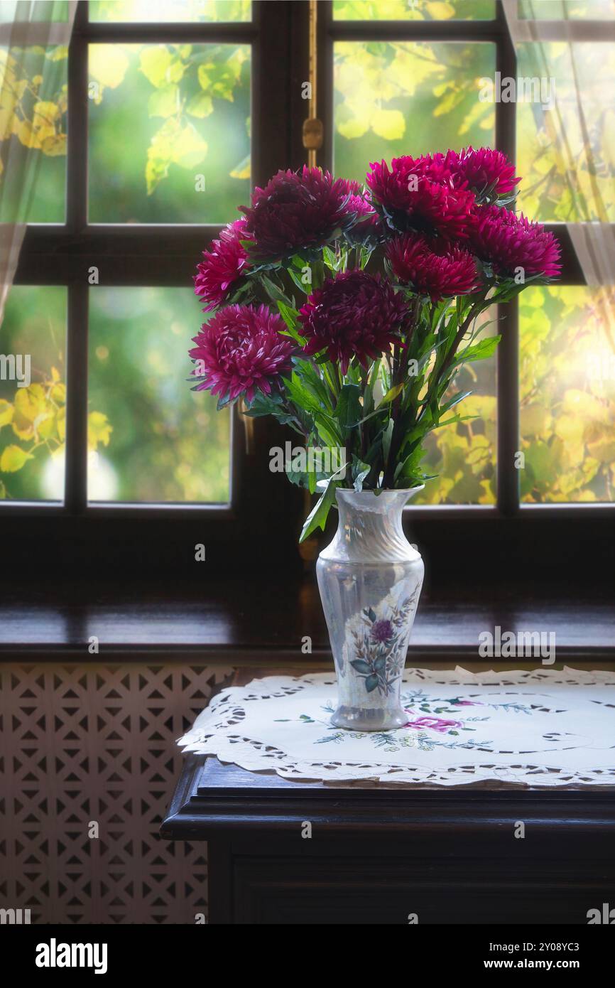 Stillleben mit einem Blumenstrauß aus violetten Asterblüten Stockfoto