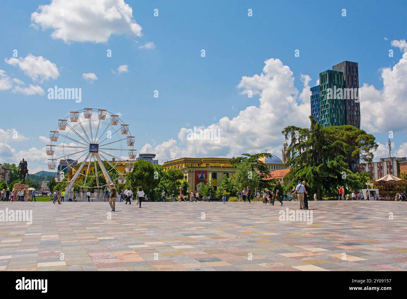 Tirana, Albanien - Mai 30 2024. Skanderbeg Square. Rechts - 4Evergreen Tower. Linkes Riesenrad Im Tirana-Auge. Mitte links - neue Kuppel der Auferstehungskathedrale Stockfoto