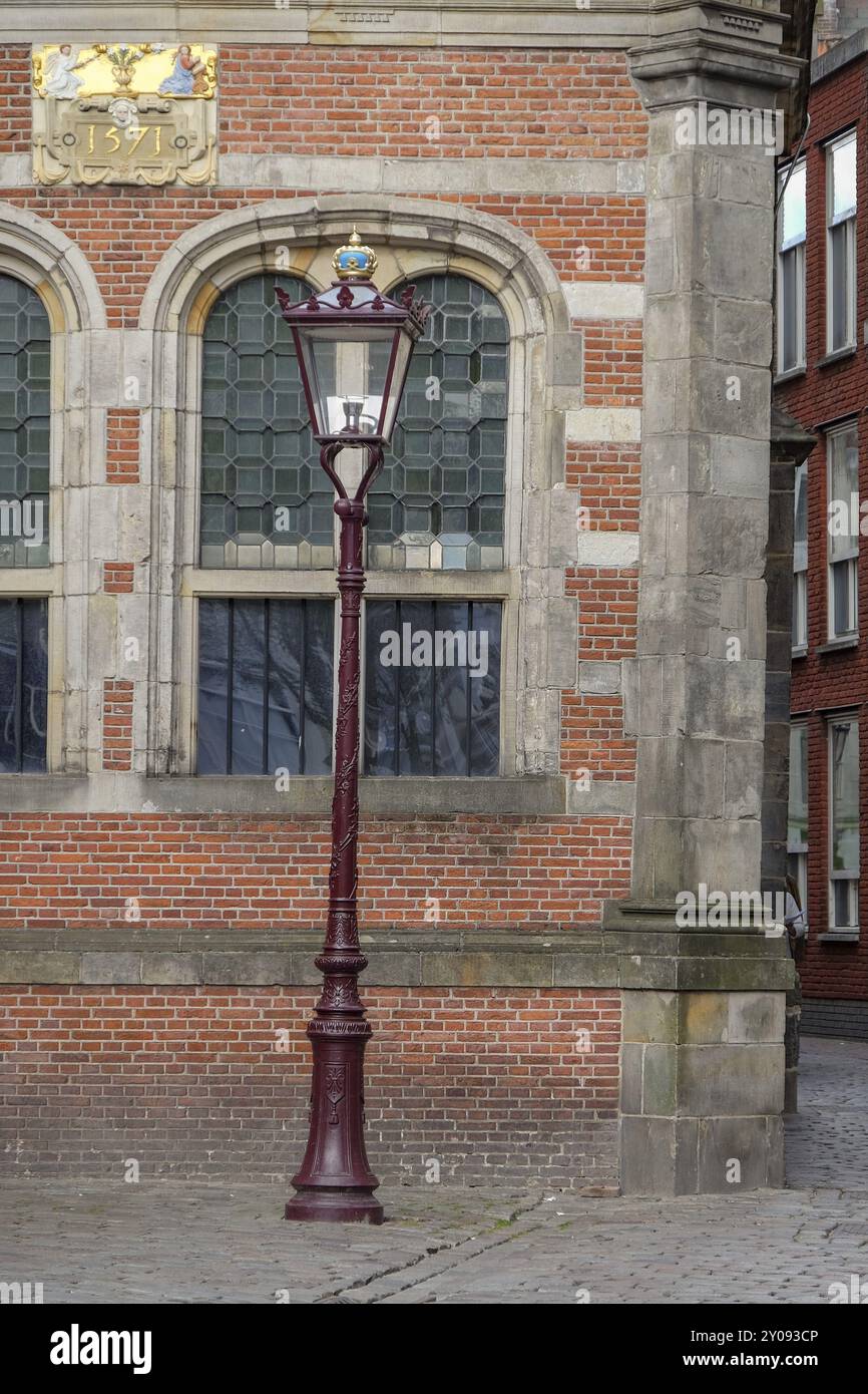 Historische Laterne vor einem Backsteingebäude mit großen, grün getönten Fenstern, Amsterdam, Niederlande Stockfoto