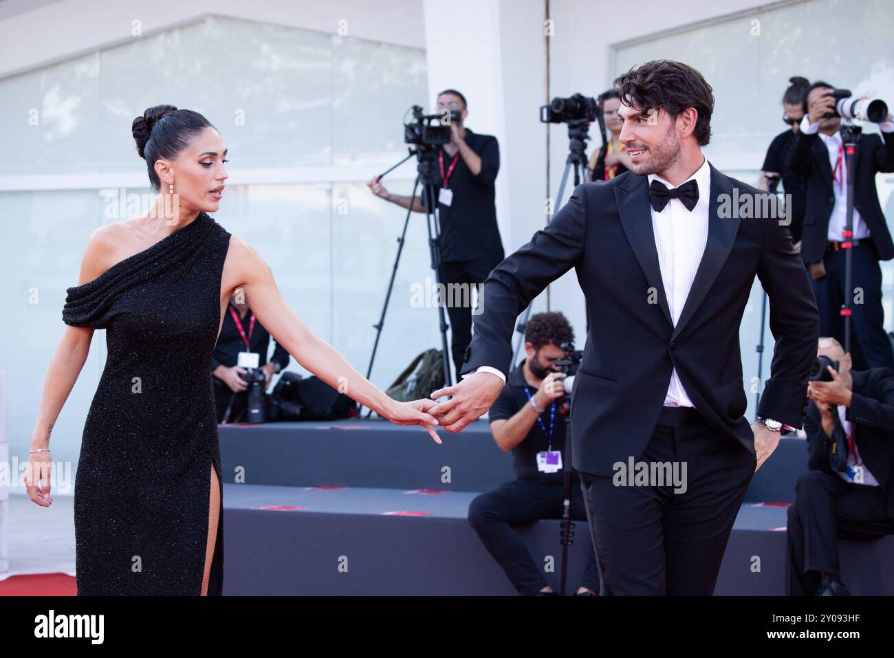 Cecilia Rodriguez und Ignazio Moser nehmen am 81. Internationalen Filmfestival von Venedig am August auf dem roten Teppich des „Schlachtfeldes“ (Campo Di Battaglia) Teil Stockfoto