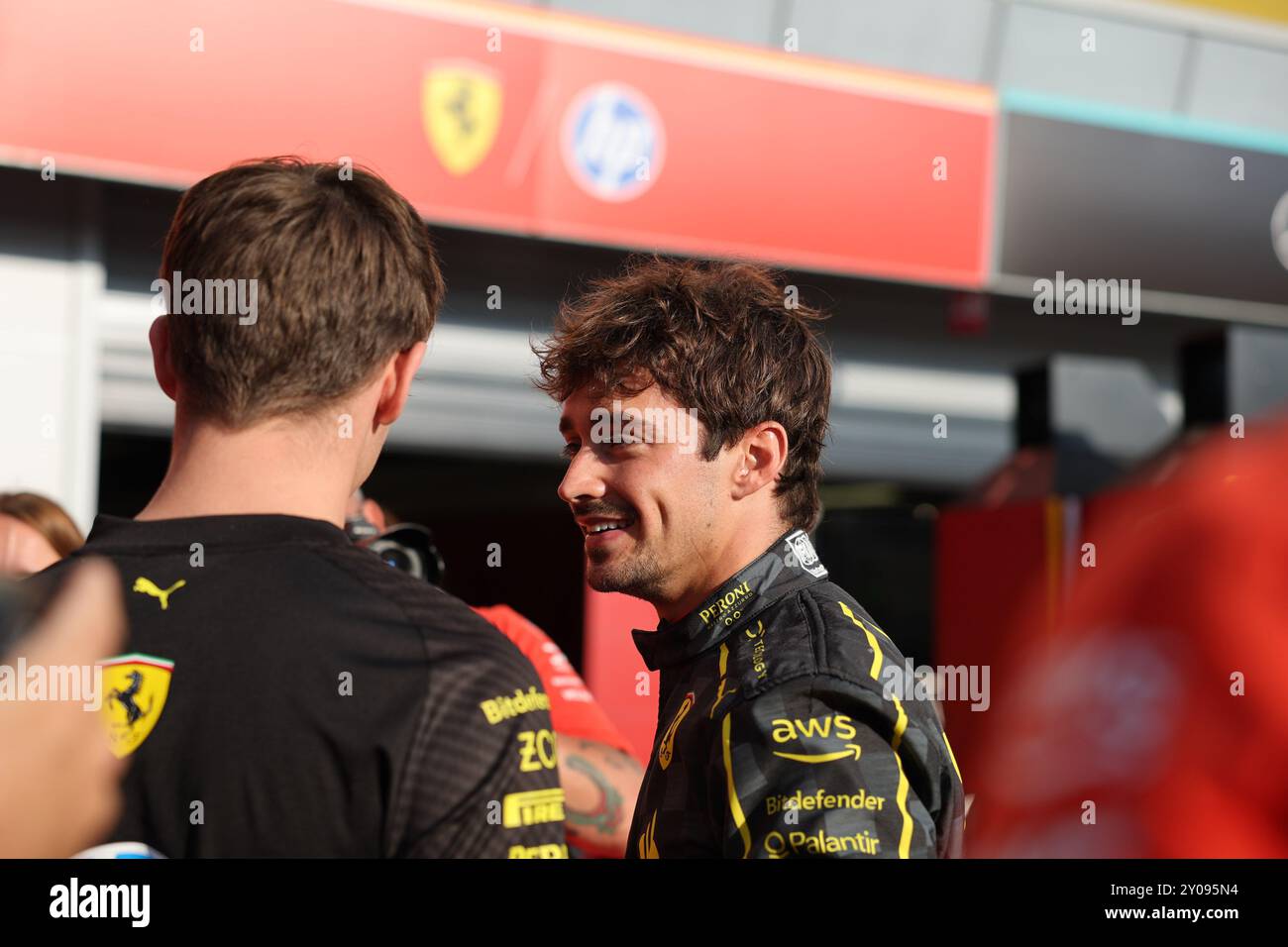 Charles Leclerc (Scuderia Ferrari HP, Nr. 16), mit Bruder Arthur Leclerc, Ferrari, Post Race Feiern, Feier, ITA, Formel 1 Weltmeisterschaft, Großer Preis Italiens, Autodromo Nazionale Monza, Renntag, 01.09.2024 Foto: Eibner-Pressefoto/Annika Graf Stockfoto