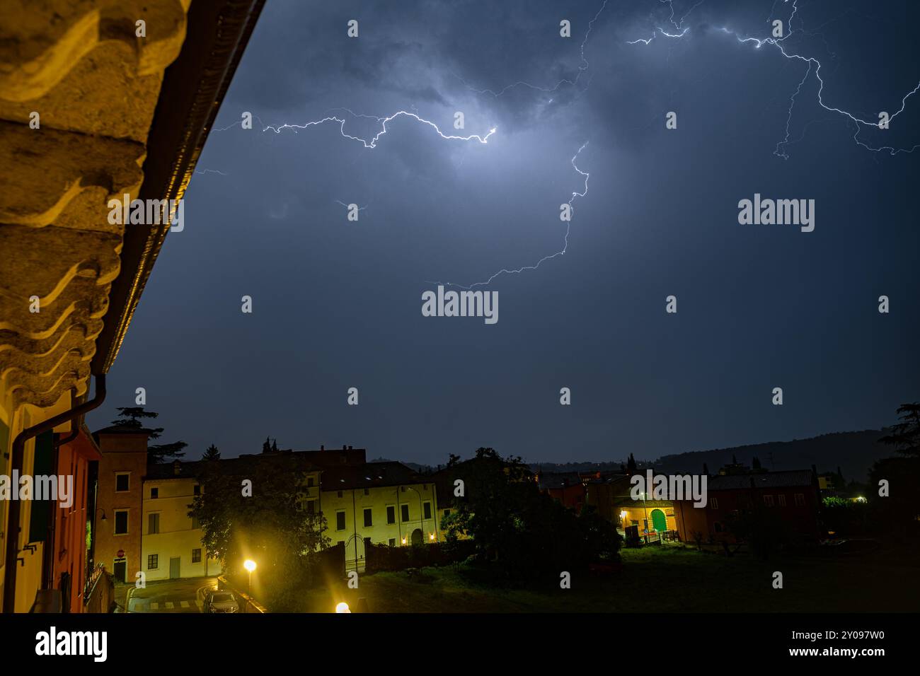 Blitz eines Superzellengewitters über dem Gardasee und dem Dorf Costermano sul Garda, Italien. Stockfoto