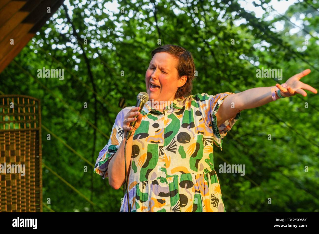 Dorset, Großbritannien. Sonntag, 1. September 2024. Josie Long trat auf der Comedy-Bühne beim End of the Road Festival 2024 in den Larmer Tree Gardens in Dorset auf. Fotodatum: Sonntag, 1. September 2024. Das Foto sollte lauten: Richard Gray/Alamy Live News Stockfoto