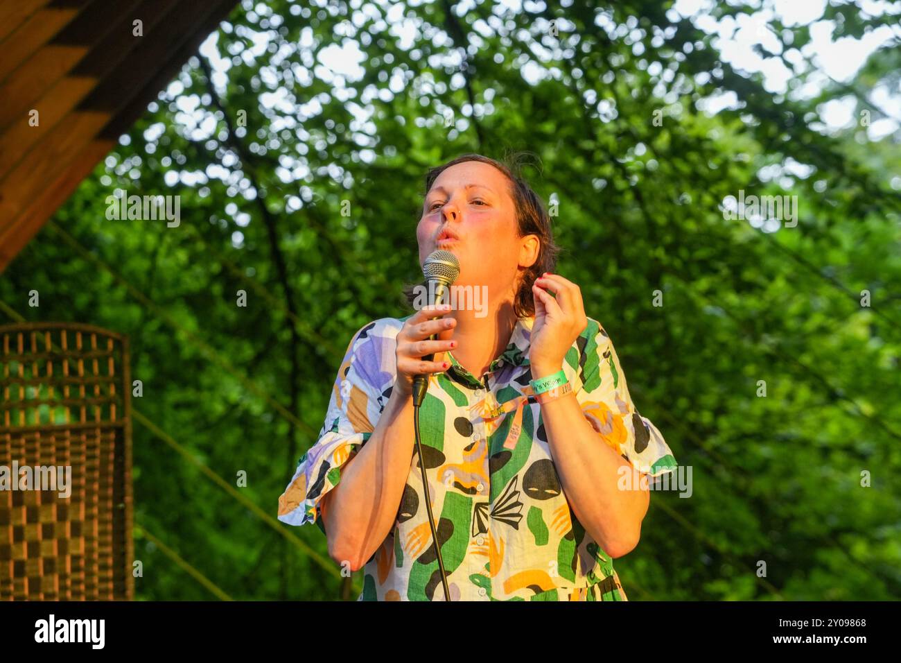 Dorset, Großbritannien. Sonntag, 1. September 2024. Josie Long trat auf der Comedy-Bühne beim End of the Road Festival 2024 in den Larmer Tree Gardens in Dorset auf. Fotodatum: Sonntag, 1. September 2024. Das Foto sollte lauten: Richard Gray/Alamy Live News Stockfoto