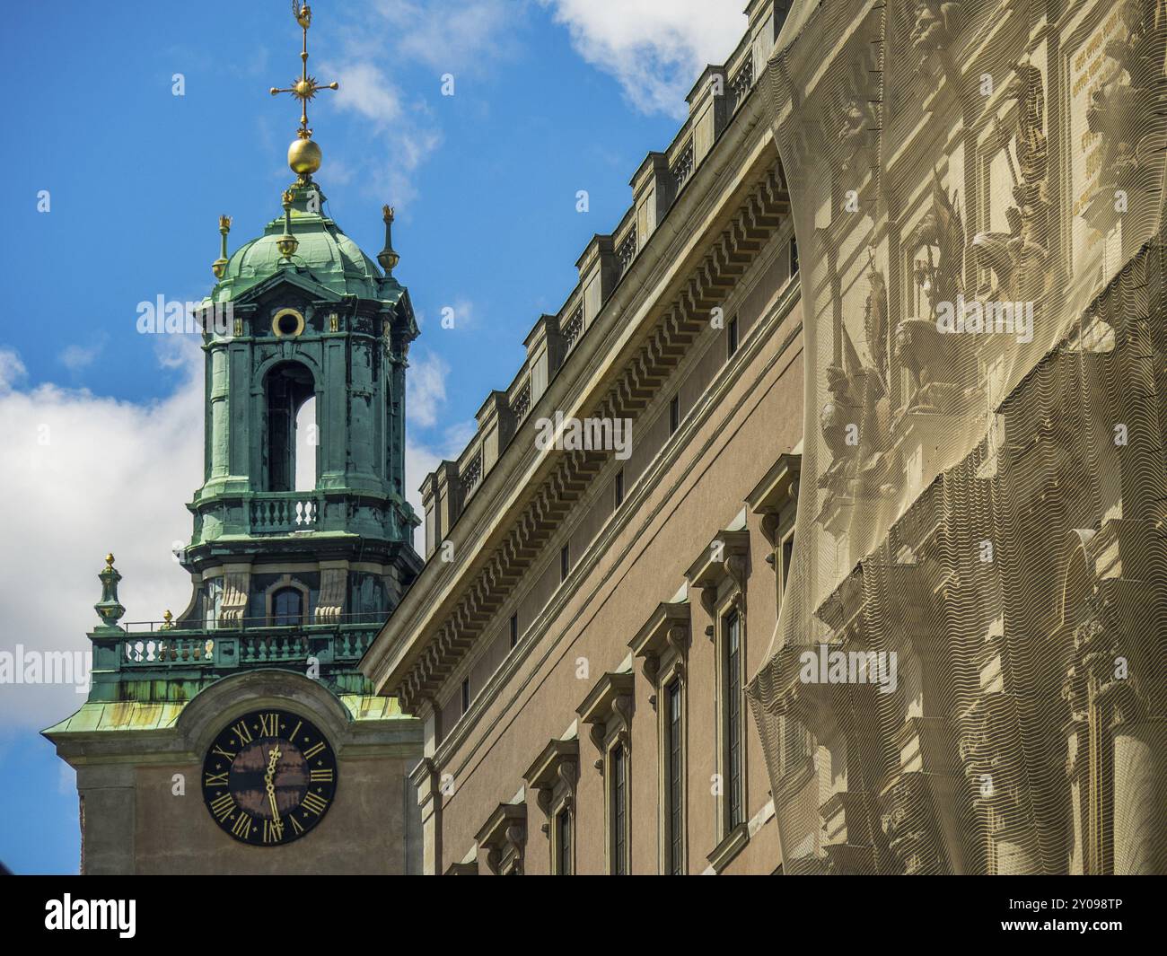 Kirchturm mit Uhr und kunstvollen Details, historische Architektur vor blauem Himmel, stockholm, ostsee, schweden, skandinavien Stockfoto