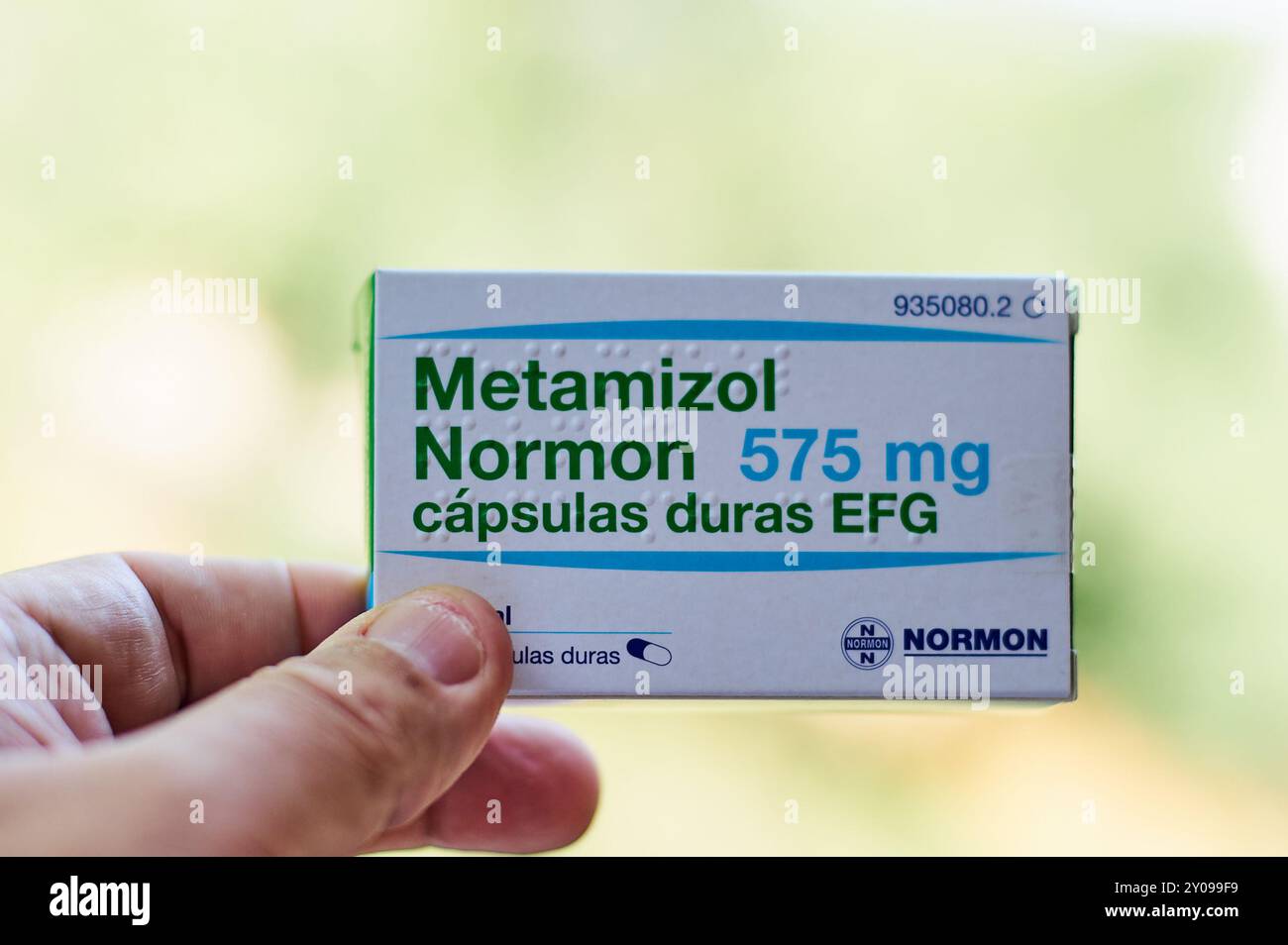 Viladecans, Barcelona-01.September 2024: EFG-Hartkapseln von Metamizol Normon 575 mg in der Originalverpackung, die von einer Hand gehalten wird. Nützliches Bild für Stockfoto