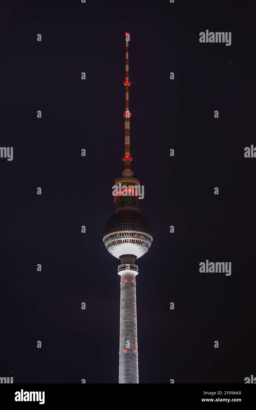 Berliner Fernsehturm bei Nacht Stockfoto