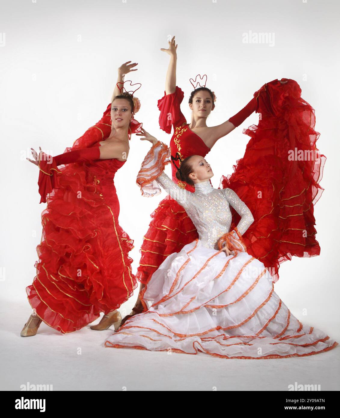 Drei junge Frauen tanzen Flamenco im Studio Stockfoto