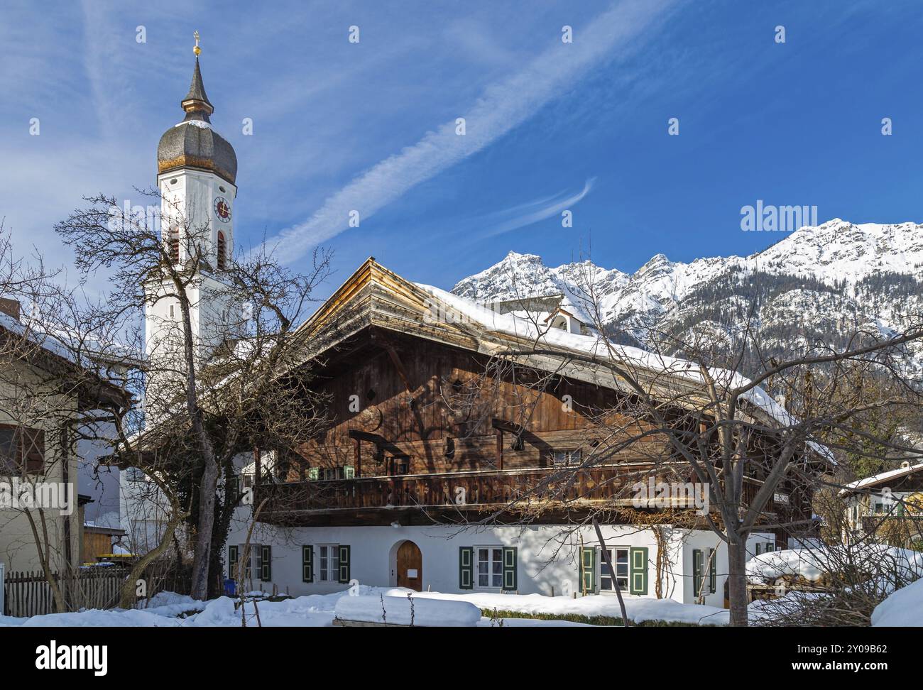 Traditionelles Gebäude vor der Pfarrkirche St. Martin, Garmisch Partenkirchen Stockfoto