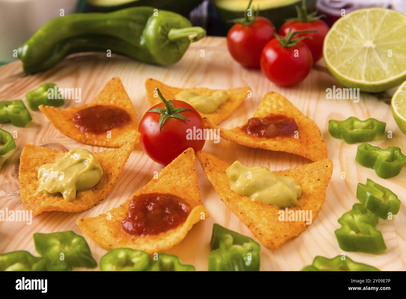 Nahaufnahme von nachos Chips und Gemüse über ein Schneidebrett Stockfoto