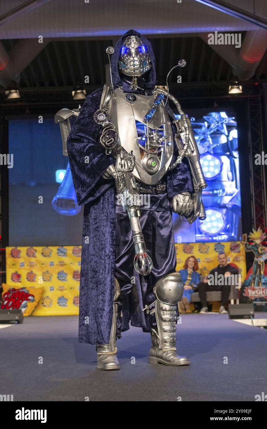 DORTMUND, 1. Dezember 2018: Cosplayer Kometenkrieger porträtiert eine fiktive Science-Fiction-Figur auf der German Comic Con Dortmund, ein zweitägiges Leben Stockfoto