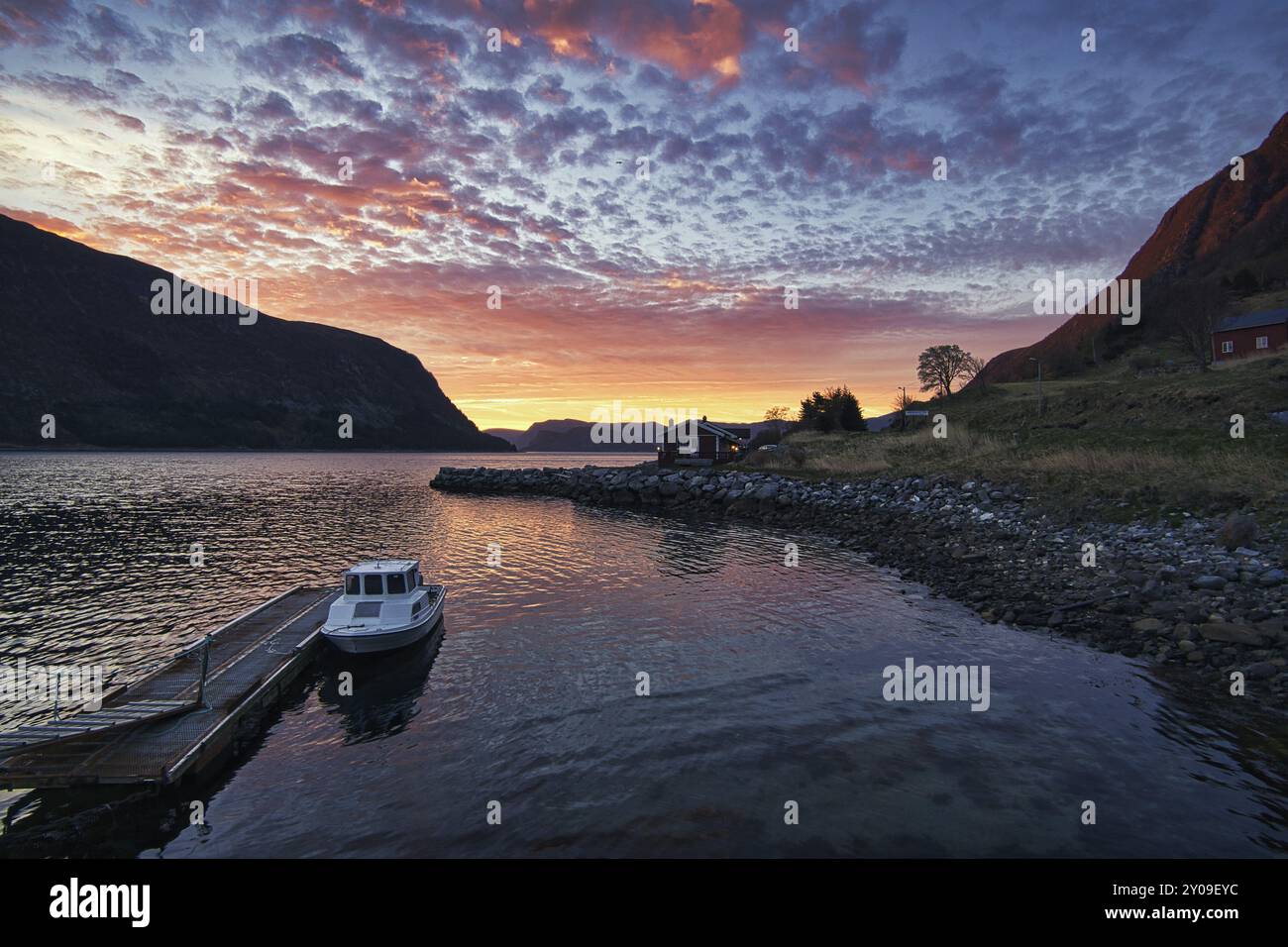 Sonnenuntergang auf dem Fjord von Selje Norwegen. Sehr schöne Farben spiegeln sich in den Wolken und dem Wasser. Angelurlaub in fantastischer Landschaft Stockfoto