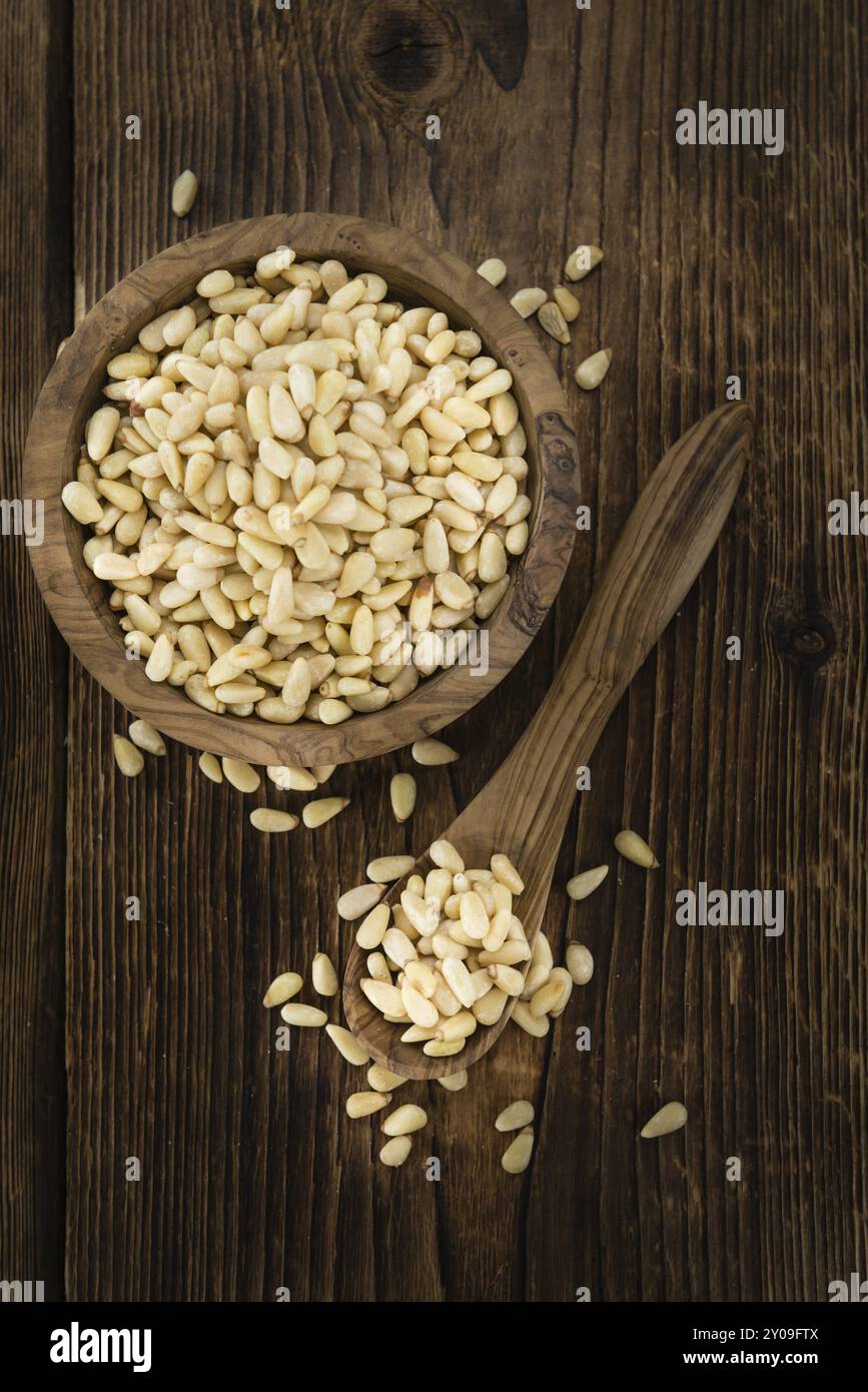 Pinienkernen auf einem vintage Hintergrund als detaillierte Nahaufnahme (selektive Fokus) Stockfoto