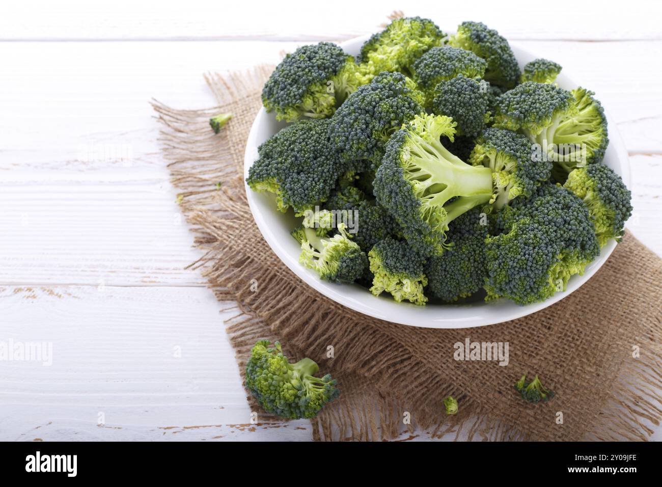 Gesunder grüner organischer roher Brokkoli auf hölzernem Hintergrund, Kopierraum Stockfoto