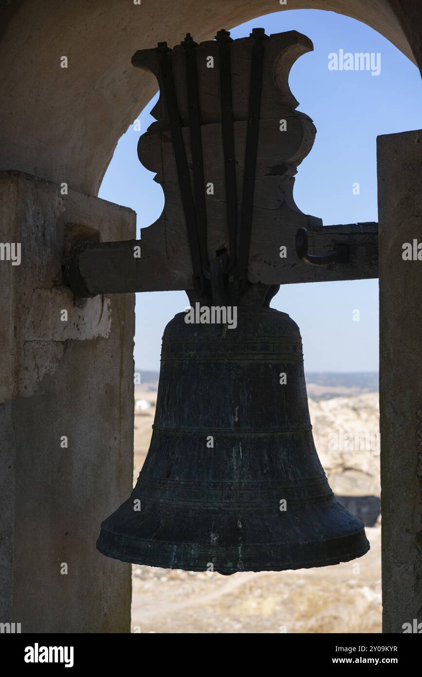 Blick auf Juromenha Schloss Fenster und Glocke in Alentejo Landschaft In Portugal Stockfoto