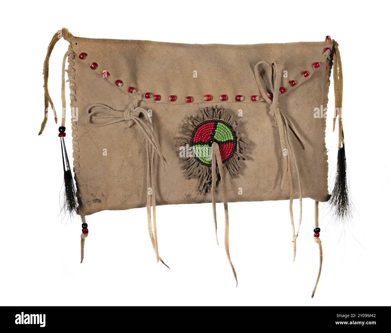 Sack mit den nordamerikanischen Indianern. Hergestellt aus Hirschleder, aufgestickt mit bunten Glasperlen und Lederschnüren auf weißem Hintergrund Stockfoto