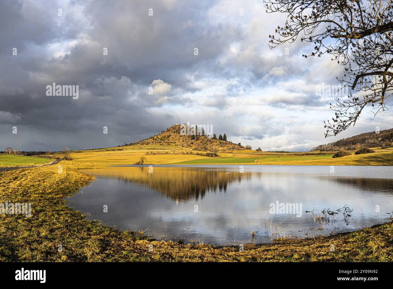 Der Maerzenbronn ist ein kleiner See, der sich im März beim Schneeschmelzen bildet und in dem sich die Salmendinger Kapelle spiegelt Stockfoto