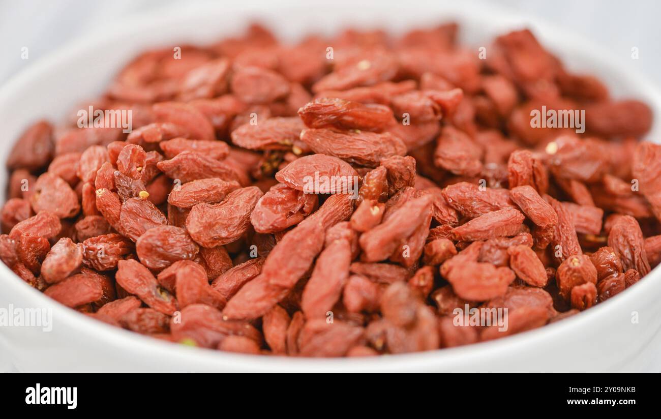 Goji Beeren auf einem vintage Hintergrund als detaillierte Nahaufnahme (selektive Fokus) Stockfoto