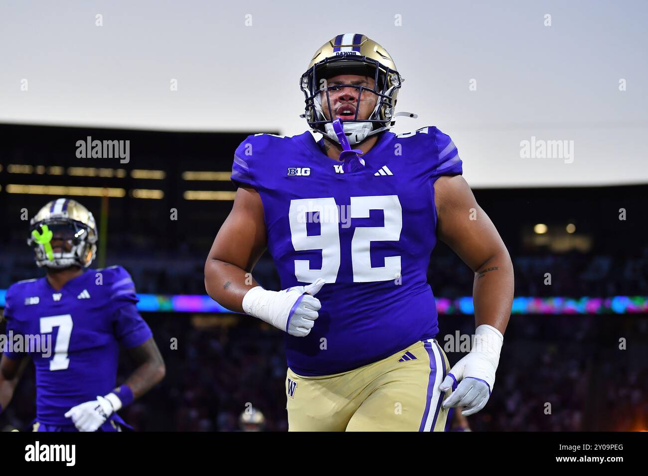 31. August 2024: Der Defensive Lineman Bryce Butler (92) der Washington Huskies erobert das Feld vor dem NCAA-Fußballspiel zwischen den Washington Huskies und den Weber State Wildcats im Husky Stadium in Seattle, WA. Washington besiegte Weber State 35 mit 3. Steve Faber/CSM (Bild: © Steve Faber/Cal Sport Media) Stockfoto