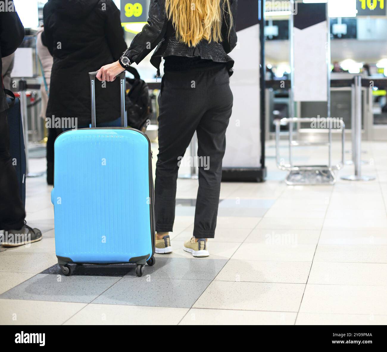 Junge Frau mit Gepäck am Flughafen Check-in Vor der Abreise Stockfoto