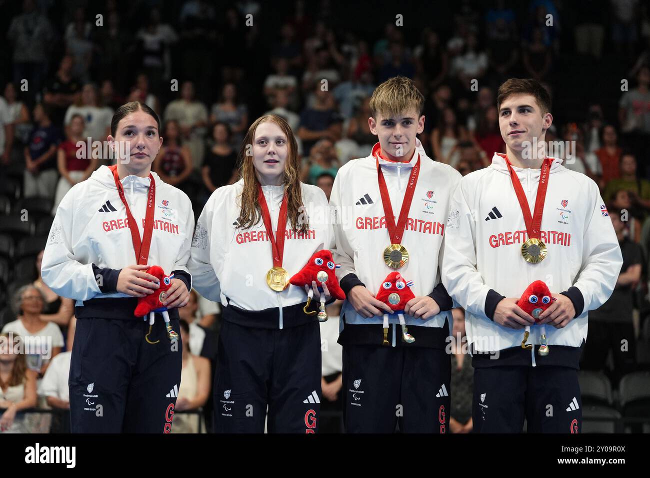 Die Briten Willaim Ellard, Rhys Darbey, Poppy Maskill und Olivia Newman-Baronius feiern mit ihren Goldmedaillen, nachdem sie am vierten Tag der Paralympischen Sommerspiele 2024 das Mixed 4x100 m Freestyle Relay S14at in der South Paris Arena gewonnen haben. Bilddatum: Sonntag, 1. September 2024. Stockfoto