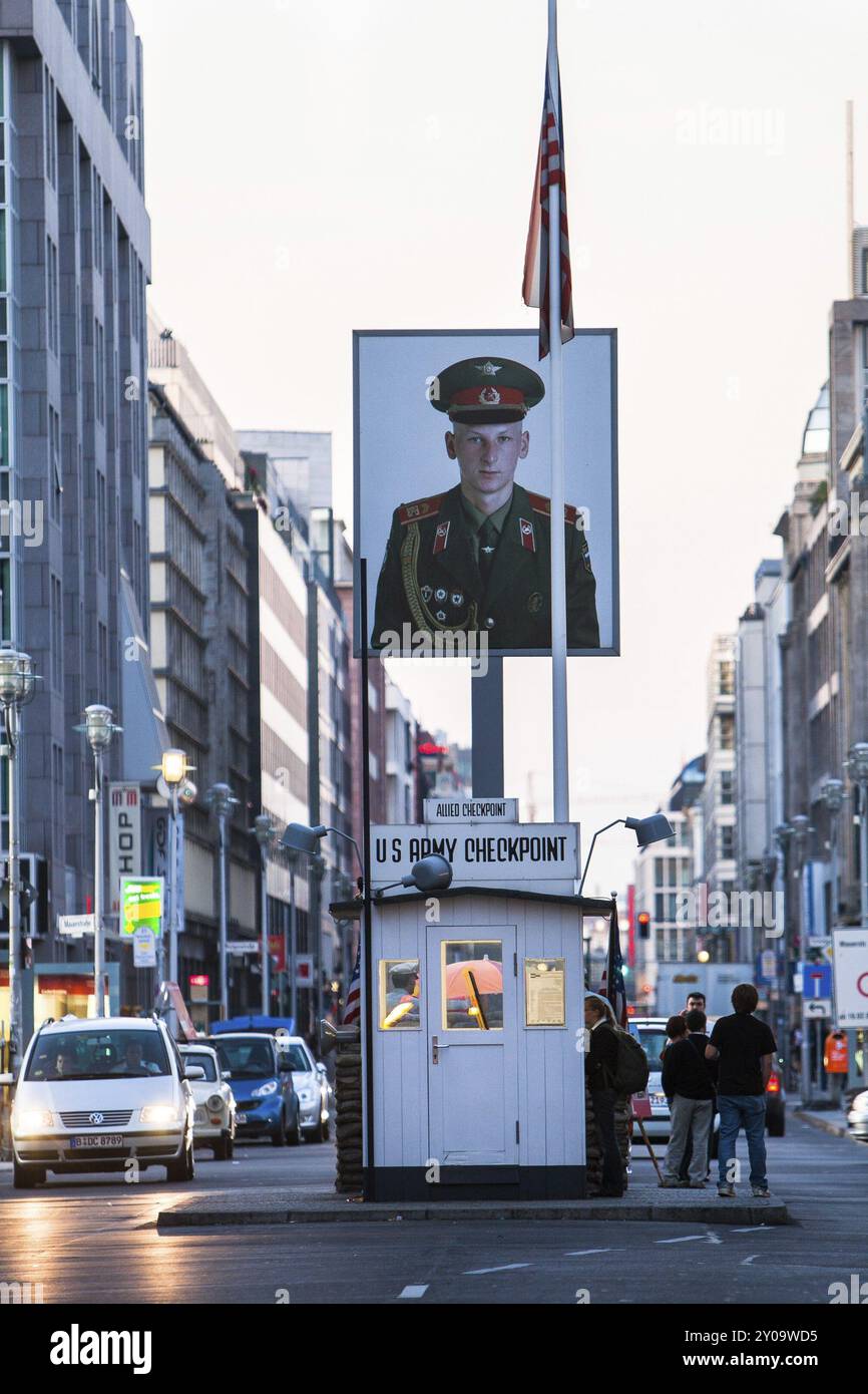 BERLIN, 27. SEPTEMBER: Foto eines Soldaten an einem ehemaligen Kontrollpunkt der US-Armee in Berlin am 27. September 2009 in Berlin, Deutschland, Europa Stockfoto