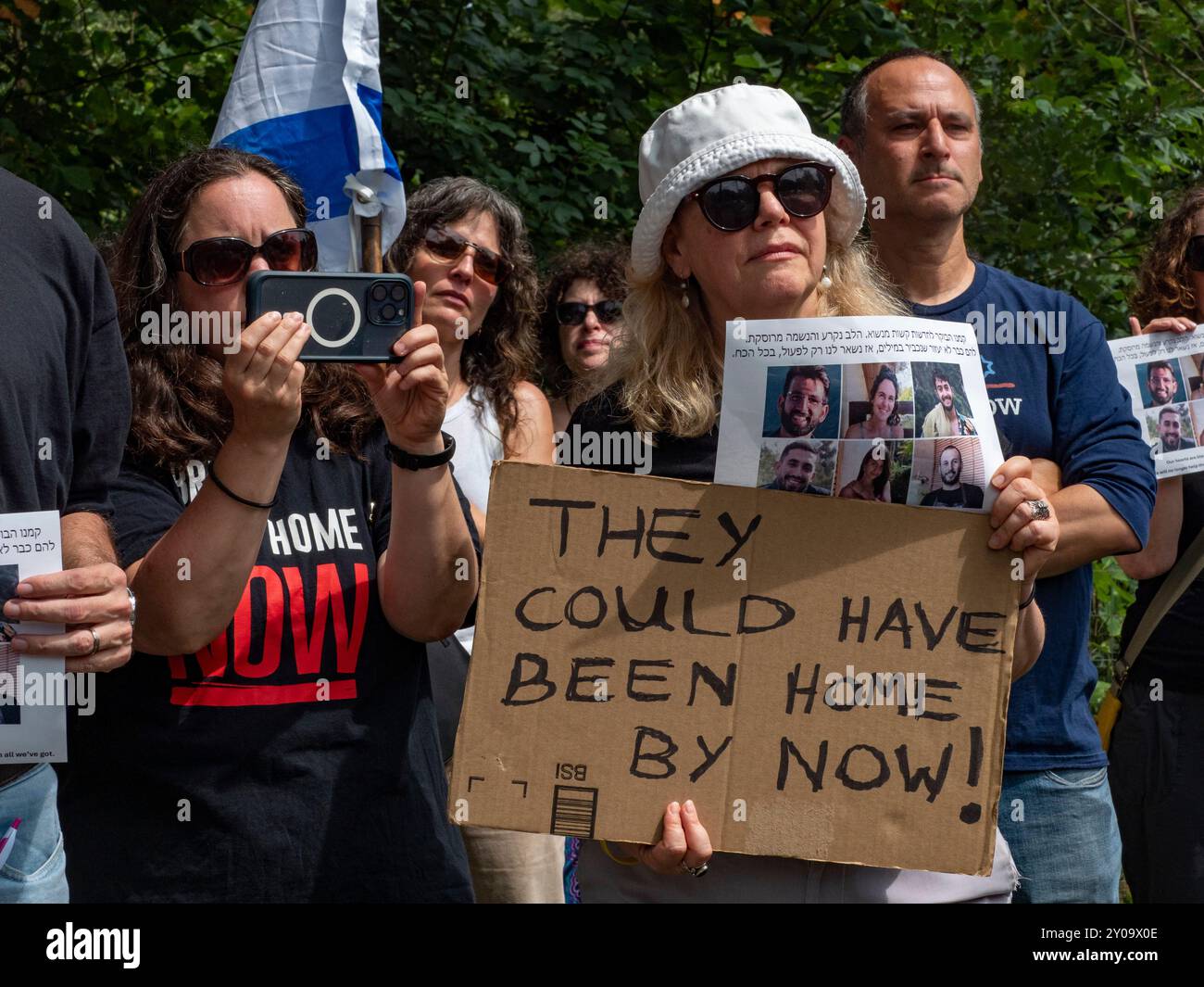 Washington, District of Columbia, USA. September 2024. Mitglieder WashingtonÃs jüdischer und israelischer Gemeinden protestieren gegen das Versäumnis der israelischen Regierung Benjamin NetanyahuÃs, einen Vertrag zu unterzeichnen, um die Geiseln nach Hause zu bringen. Die Versammlung fand vor dem israelischen AmbassadorÃs-Haus statt, als Reaktion auf die Ermordung von sechs israelischen Gefangenen durch die Hamas, nur wenige Stunden bevor die israelischen Streitkräfte sie erreichen konnten. Quelle: ZUMA Press, Inc./Alamy Live News Stockfoto