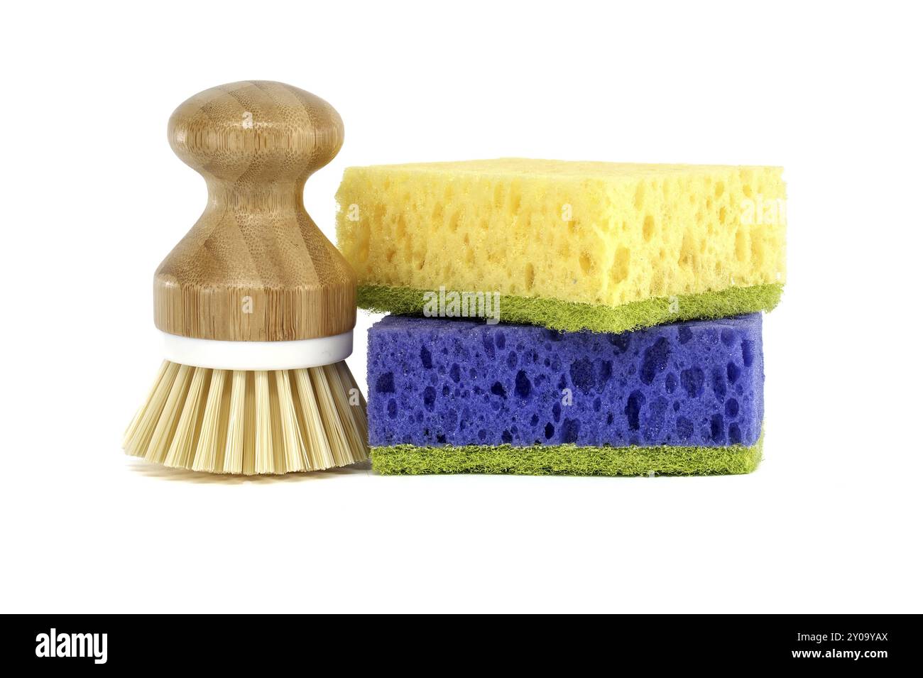 Schwämme, jeweils eine andere Farbe gelb und blau in der Nähe der Küchenscheuerbürste mit Holzgriff isoliert auf weißem Hintergrund, Reinigungswerkzeuge Stockfoto
