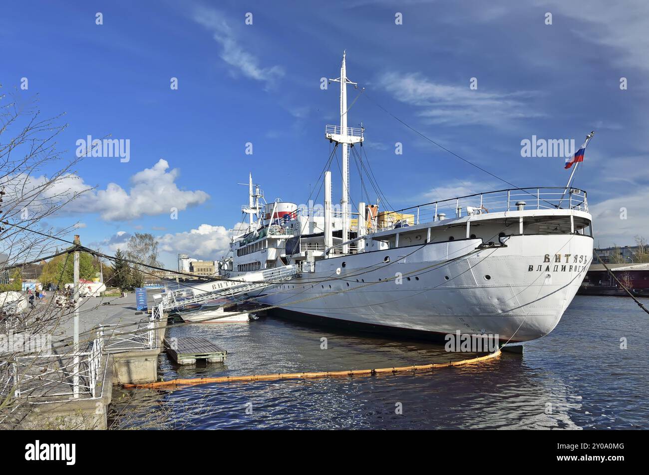 KALININGRAD, RUSSLAND, 23. APRIL 2017: Das Forschungsschiff Vitjaz befindet sich noch immer im Dock Museum des Weltmeeres, Touristenattraktion der Stadt Stockfoto