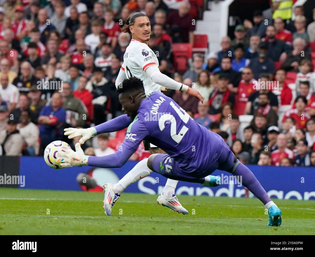 Manchester, Großbritannien. September 2024. Andr Onana von Manchester United rettet vor Darwin Nunez aus Liverpool während des Premier League-Spiels in Old Trafford, Manchester. Der Bildnachweis sollte lauten: Andrew Yates/Sportimage Credit: Sportimage Ltd/Alamy Live News Stockfoto