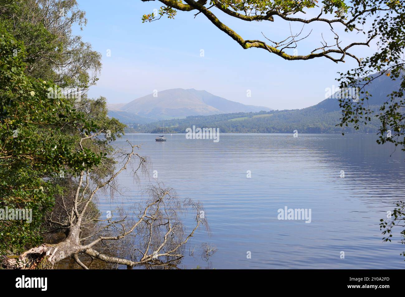 Derwent Water im englischen Lake District kurz nach Sonnenaufgang mit Walla Crag und Blencathra Stockfoto