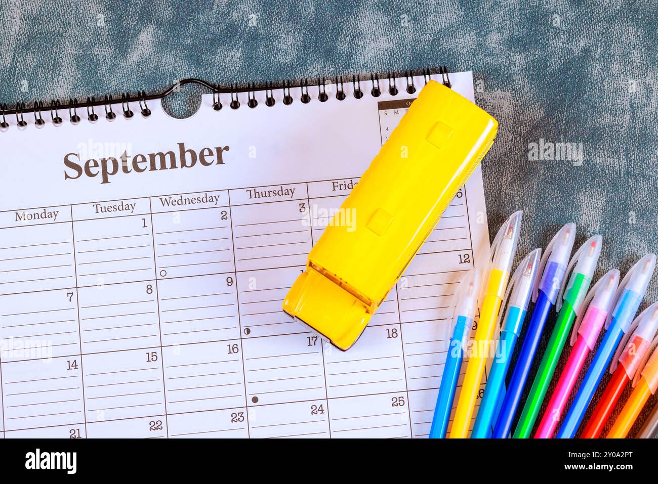 Buntstifte Spielzeug gelber Schulbus, Schulbedarf, Buntstifte zurück zur Schule. Stockfoto