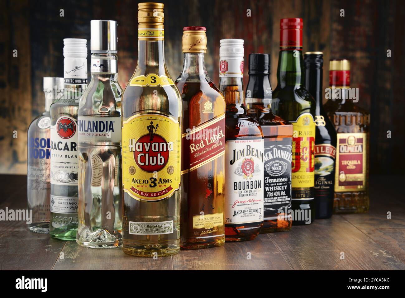 Weltweit konsumieren rund 2 Milliarden Menschen Alkohol, eine der am häufigsten verwendeten Freizeitdrogen der Welt, mit einem jährlichen Verbrauch von über 6 Litern reinen Alkohols Stockfoto