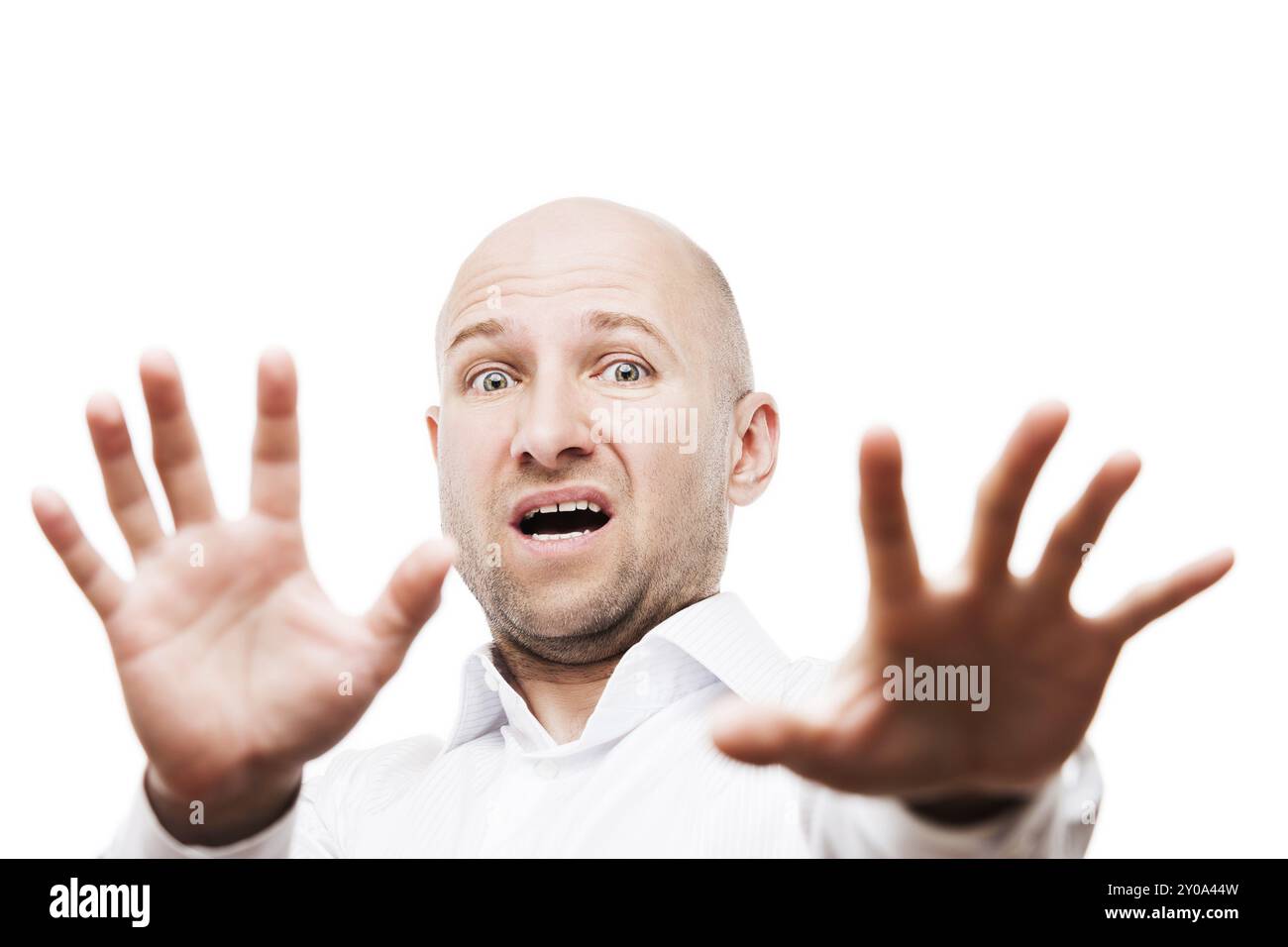 Erschrocken oder erschrocken Geschäftsmann mit Angst und Stress Ausdruck Hand gestikulieren Gesicht Stop Zeichen weiß isoliert Stockfoto