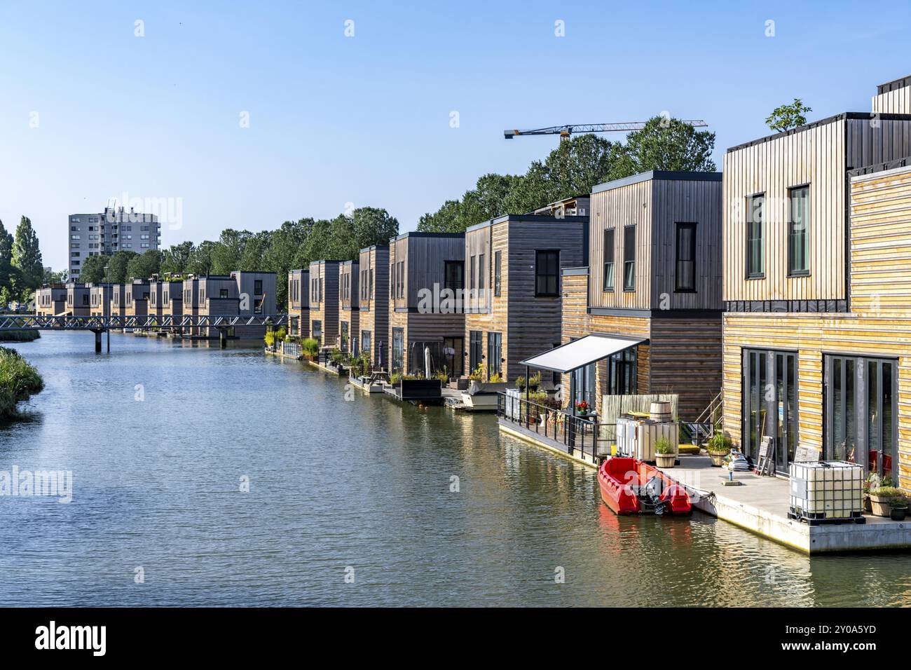 18 schwimmende Wohngebäude Havenlofts Nassauhaven, energieneutral, Solarzellen, Wärme aus Biomasse, Holzbau, eigene Abwasserbehandler Stockfoto