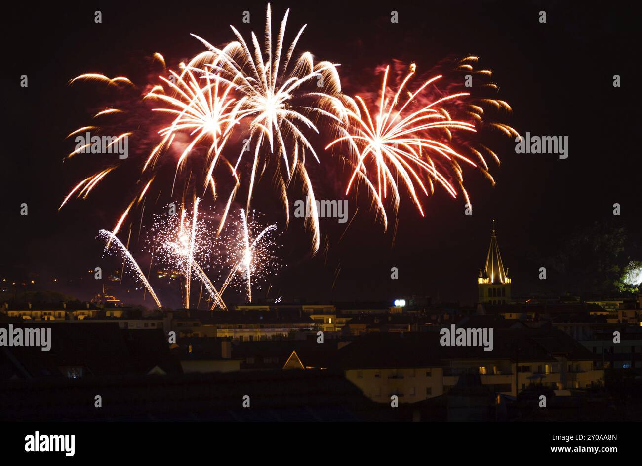 Ein helles Feuerwerk erleuchtet den Nachthimmel am Bastille Day, einem großen Feiertag in Annecy, Frankreich, Europa Stockfoto