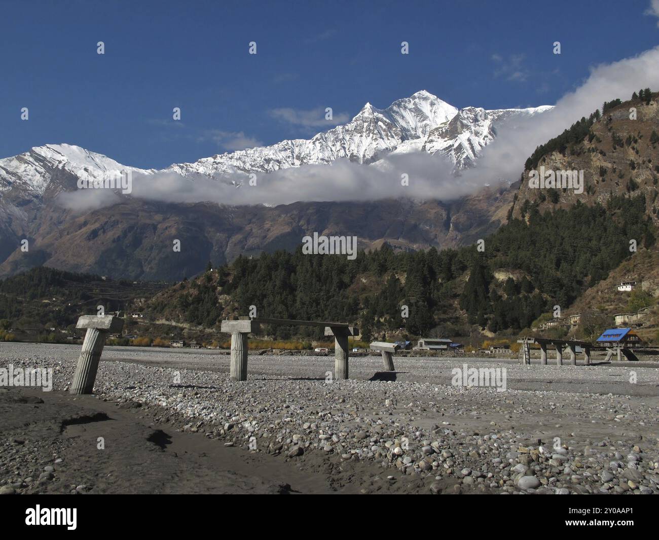 Ruine Brücke und Dhaulagiri, Szene in der Annapurna Conservation Area, Nepal, Asien Stockfoto