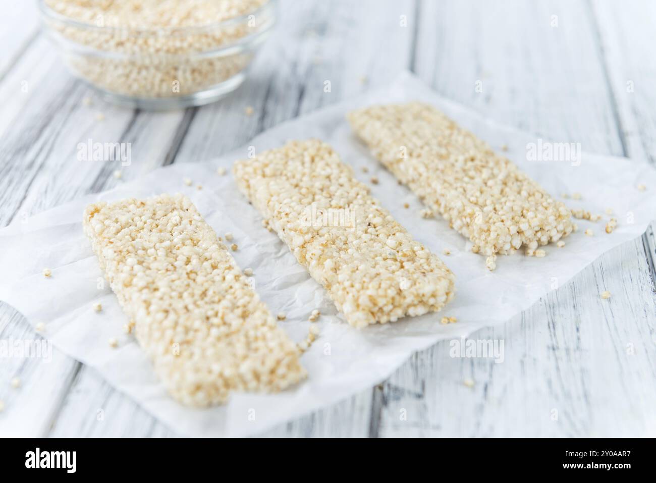 Teil der hausgemachten Quinoa-Bars (selektiver Fokus, Nahaufnahme) Stockfoto