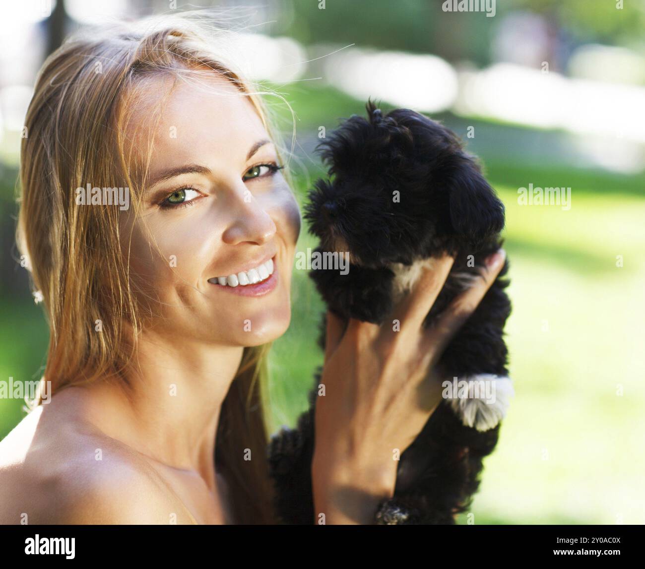 Frau umarmt Hündchen. Freundschaft und Pflege-Konzept Stockfoto