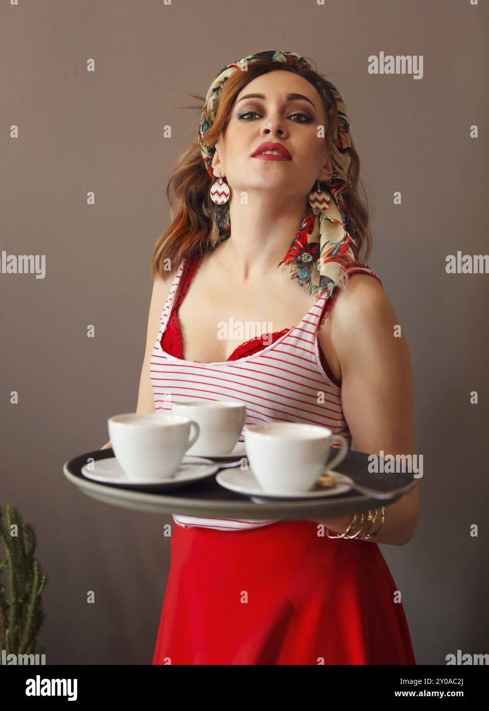 Schöne junge Frau tragen helle Kleidung holding Fach und Kaffee Stockfoto