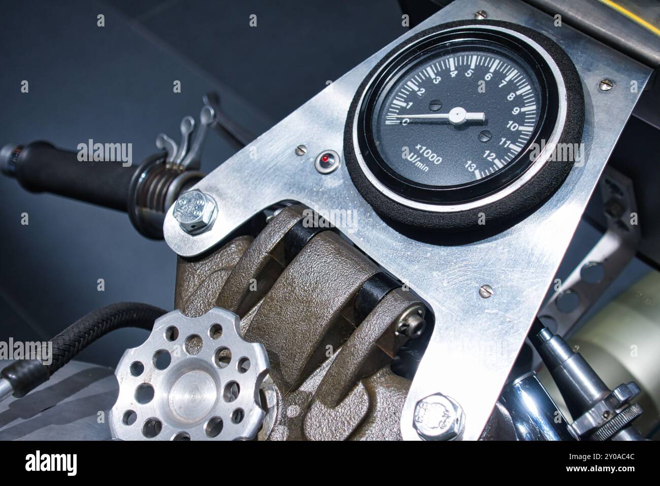 Das minimalistische Cockpit eines älteren Rennmotorrads mit spartanischem Tachometer strahlt puren Rennsport und Nervenkitzel aus, Deutschland, Essen, Techno-Classica Stockfoto