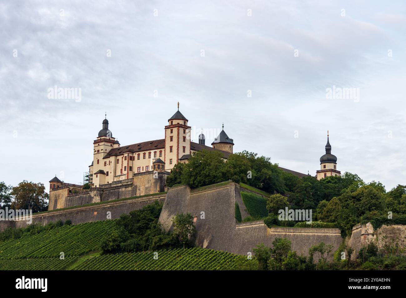 Ein wunderschöner Blick auf die Festung Marienberg auf einem Hügel über dem Main in der historischen deutschen Stadt Würzburg an einem bewölkten grauen Tag. Stockfoto