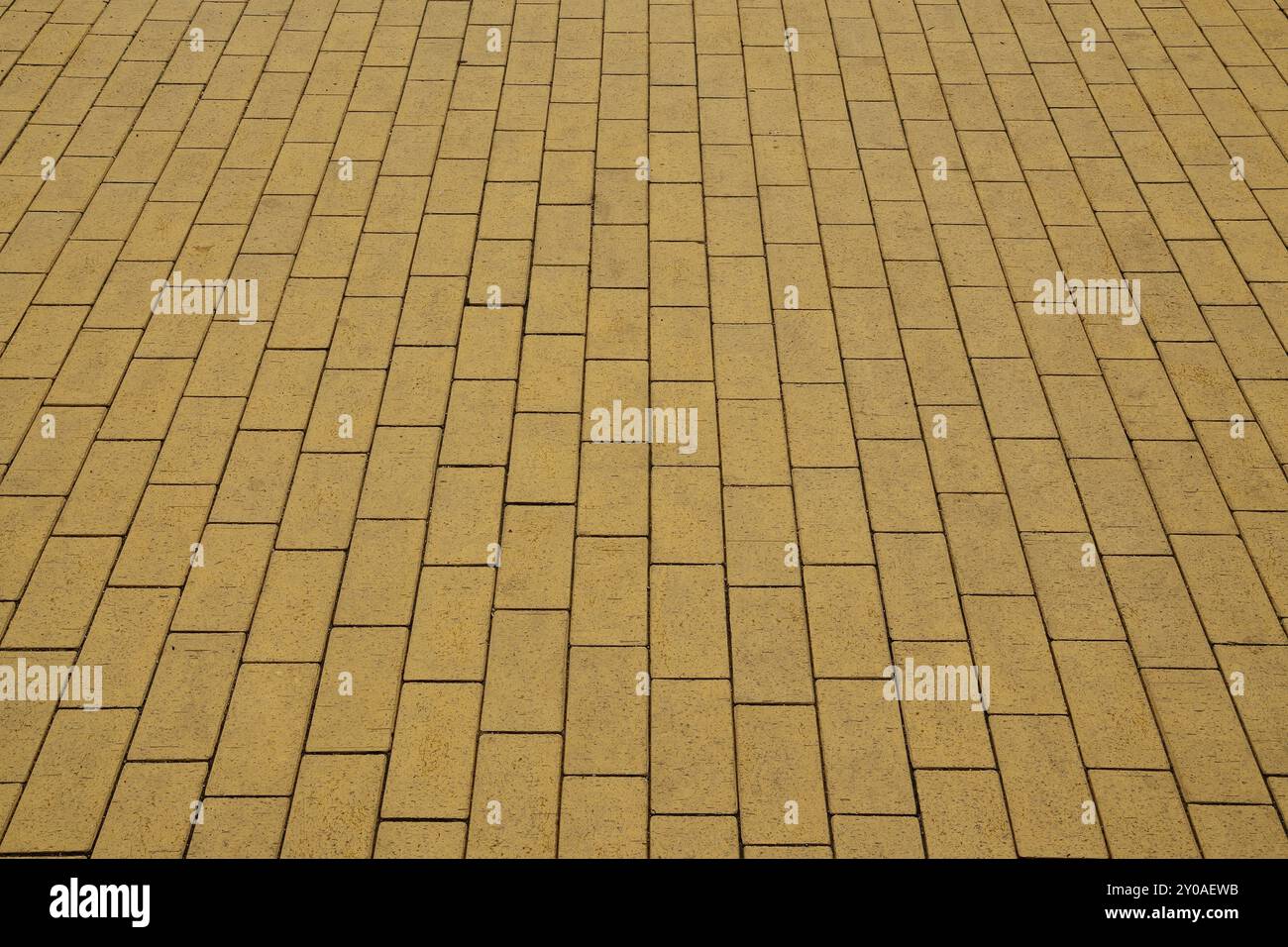 Bürgersteig, mit gelben Fliesen gepflastert. Schöner Hintergrund Stockfoto