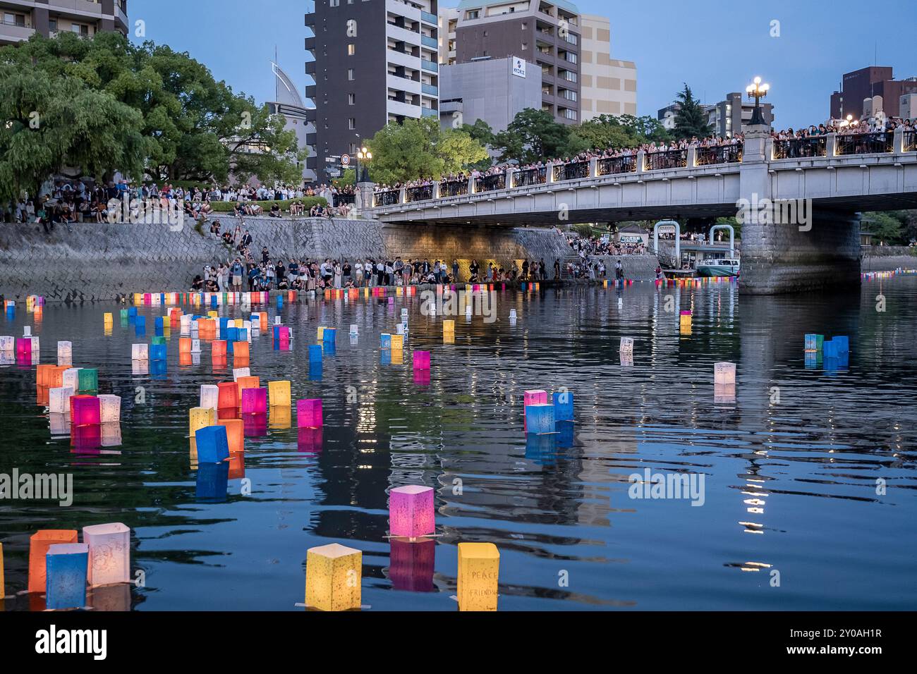 Motoyasu-Brücke vor der Atombombenkuppel mit schwimmenden Lampen auf dem Motoyasu-gawa Fluss während der Friedenszeremonie jeden 6. August in Hiroshima, ja Stockfoto