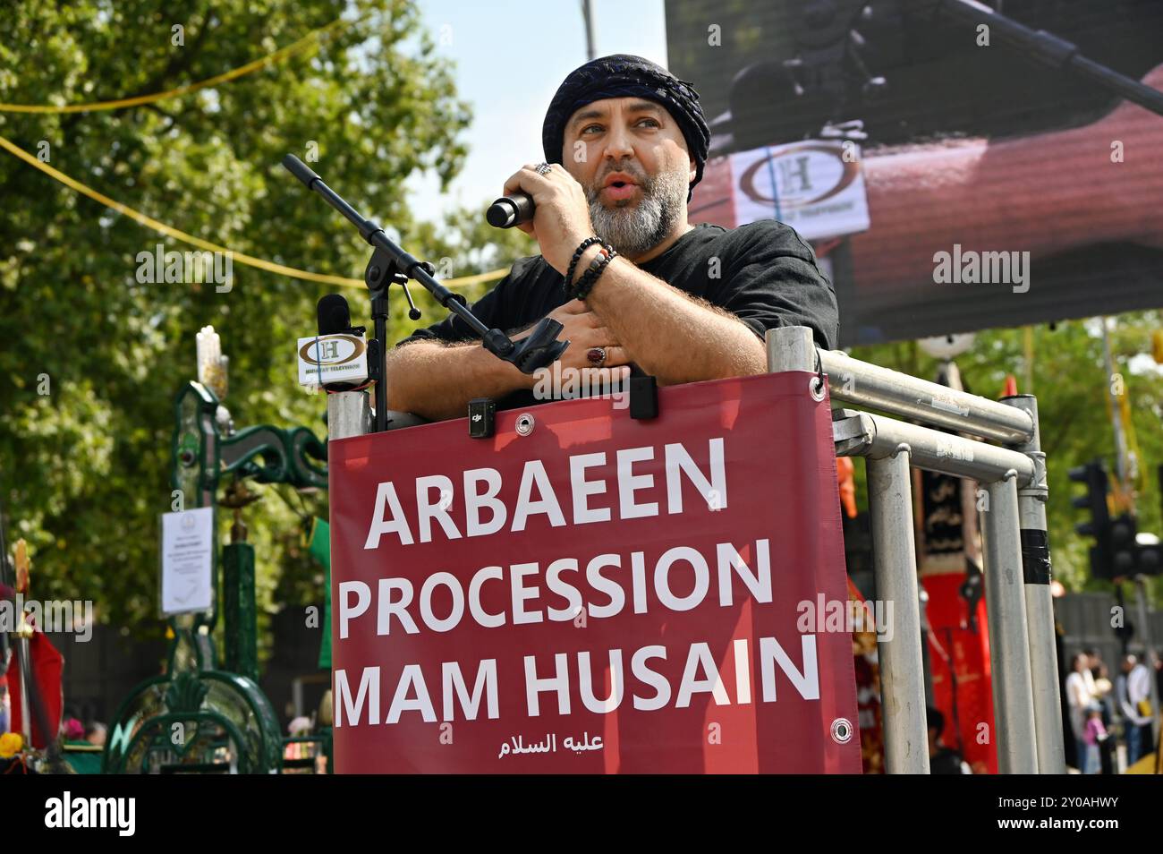 LONDON, GROSSBRITANNIEN. September 2024. Sprecher bei der 44. Arbaeen-Prozession UK von Imam Hussain, dem Enkel des Propheten Muhammad, hat eine Prophet göttliche Lehre von Frieden und Harmonie den Sieg errungen. Während sie Unterdrückung ausgesetzt sind. Organisiert vom Hussaini Islamic Trust UK, werden im Marble Arch, London, Großbritannien, kostenlose Speisen und Wasser zur Verfügung gestellt. (Quelle: Siehe Li/Picture Capital/Alamy Live News Stockfoto