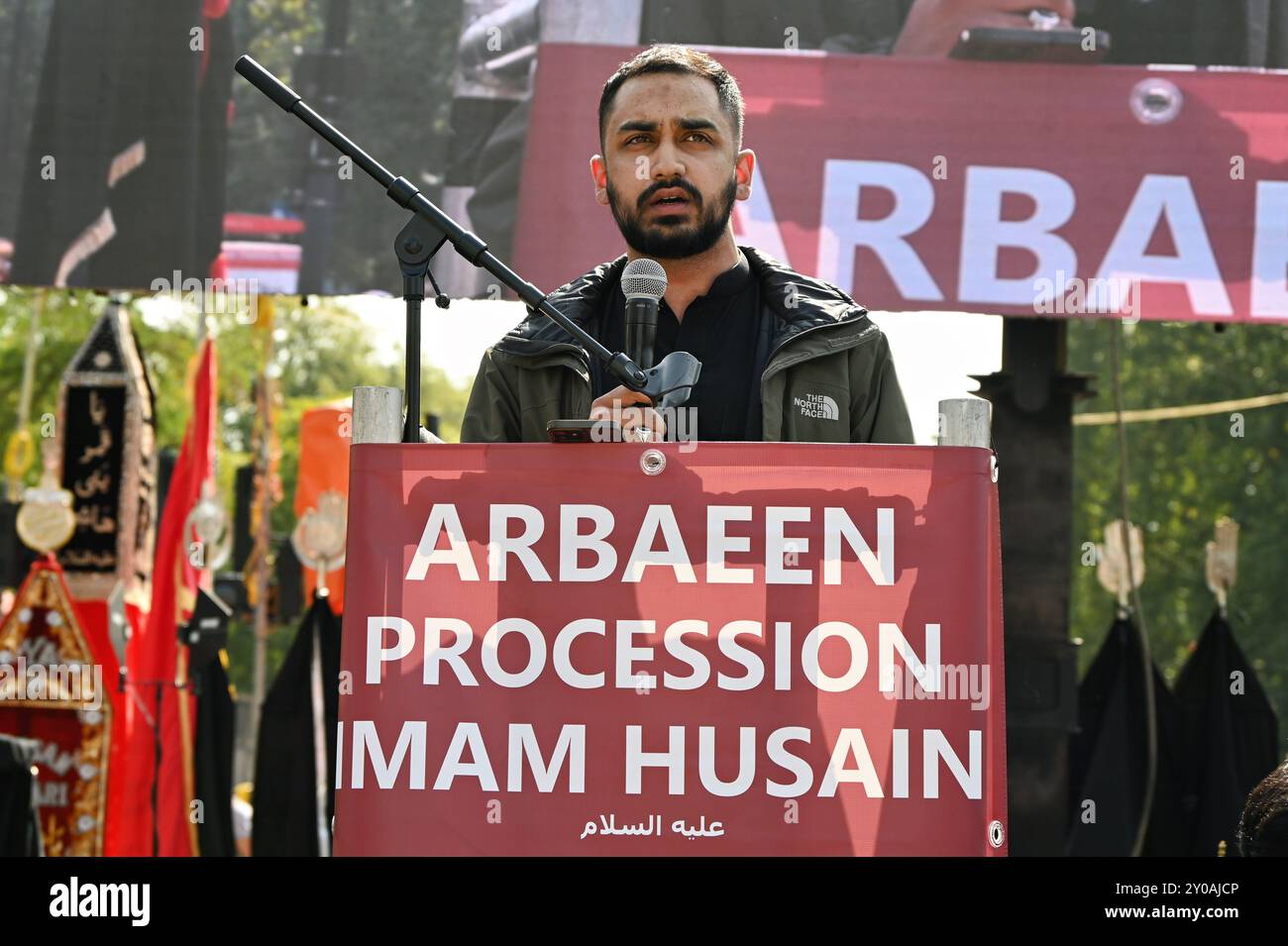 LONDON, GROSSBRITANNIEN. September 2024. Reciters Zulfiqar Chohan bei der 44. Arbaeen-Prozession UK von Imam Hussain, dem Enkel des Propheten Muhammad, hat einen Propheten göttlich Lehre von Frieden und Harmonie den Sieg erringen lassen. Während sie Unterdrückung ausgesetzt sind. Organisiert vom Hussaini Islamic Trust UK, werden im Marble Arch, London, Großbritannien, kostenlose Speisen und Wasser zur Verfügung gestellt. (Quelle: Siehe Li/Picture Capital/Alamy Live News Stockfoto