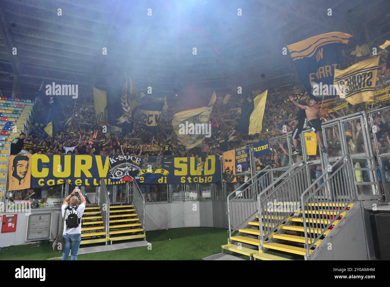 Die Juve Stabia Fans während des Fußball-BKT zwischen Frosinone Calcio und SS Juve Stabia im Benito Stirpe Stadium Stockfoto