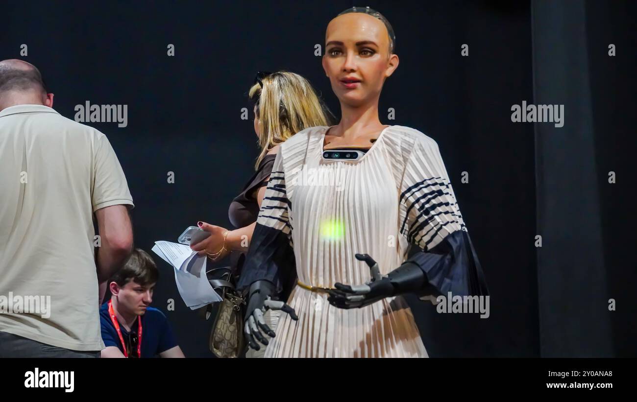 Izmir, Türkei. September 2024. Die berühmte sozial-humanoide Roboterin Sophia nahm als Gast von Prof. Dr. Emrah Safa Gürkan an einer Konferenz namens TechTalks Teil, auf der Technologie und neue Konzepte im Rahmen der 93. Internationalen Messe Izmir diskutiert wurden. Quelle: İdil Toffolo/Alamy Live News Stockfoto